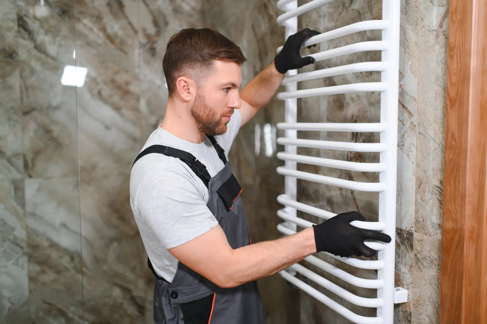 Fontanero de TecniManitas reparando una instalación en una vivienda